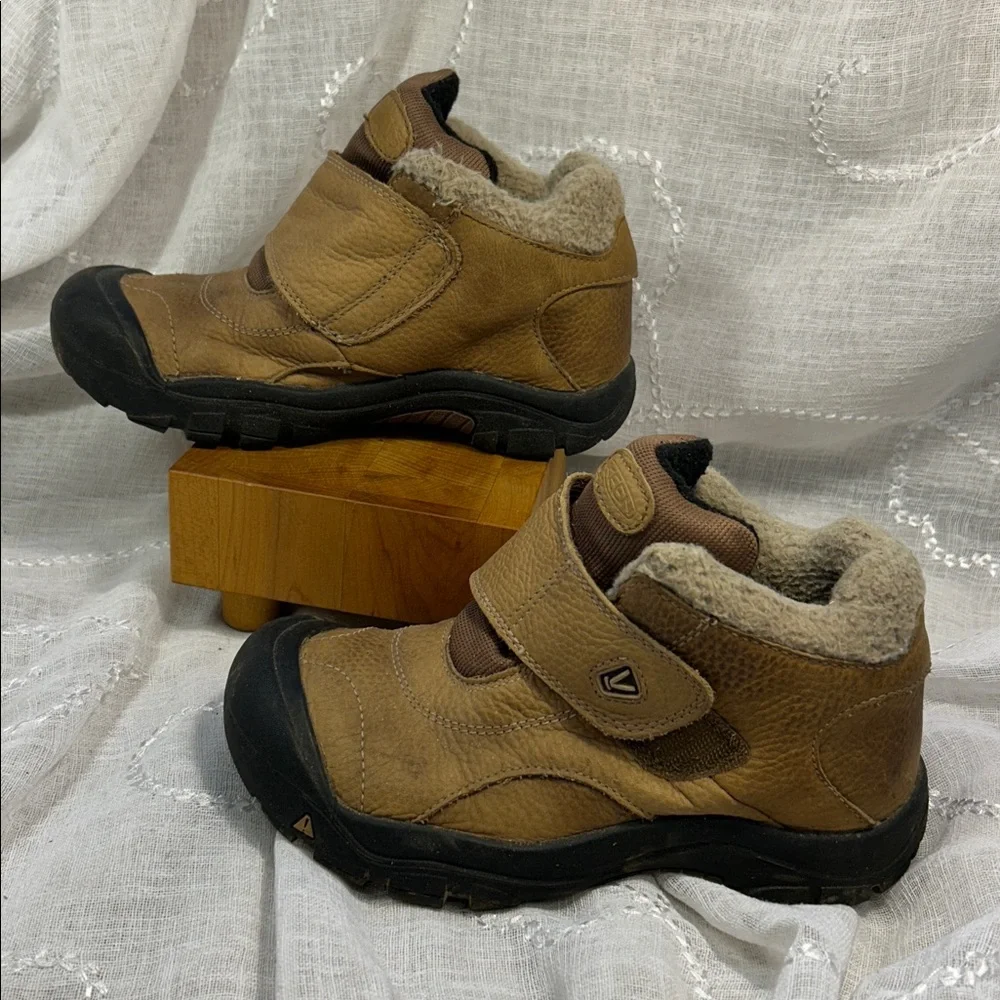 Keen leather ankle booties stamped sz 4